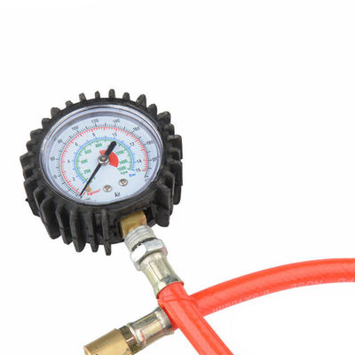 Color rojo y negro del arma de la inflación del neumático de Digitaces de la manguera con el indicador de presión